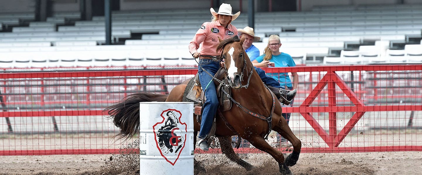 Las mujeres montan a caballo alrededor del barril